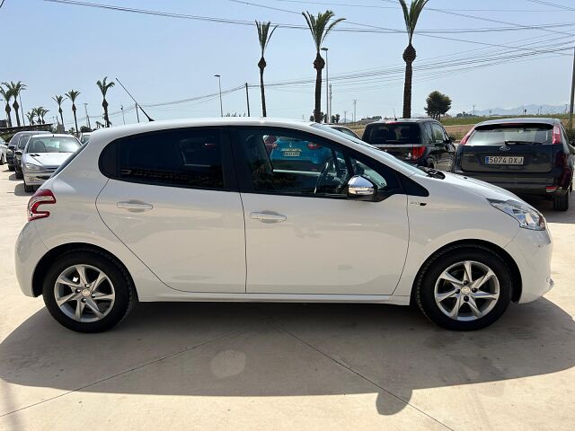 PEUGEOT 208 STYLE 1.2 VTI SPANISH LHD IN SPAIN 91000 MILES SUPERB 1 OWNER 2014